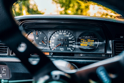 Tableau de bord d'une voiture mettant en avant le compteur kilométrique symbolisant l'importance d'un relevé régulier