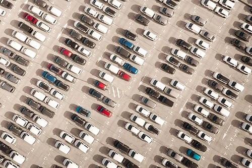 Photographie vue aérienne d'un parc de véhicules type voiture et utilitaires stationnés