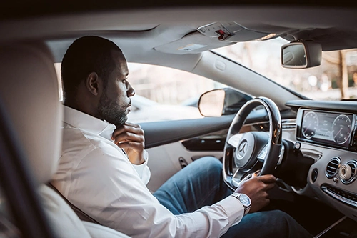 Homme assis côté conducteur dans une voiture