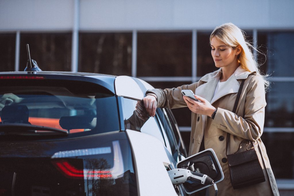 femme voiture electrique