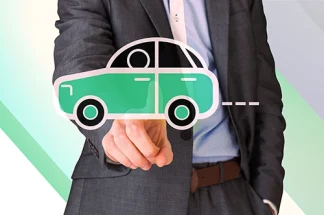Homme d'affaire pointant le doigt sur l'image d'une voiture symbolisant le choix d'une gestion de flotte de véhicules